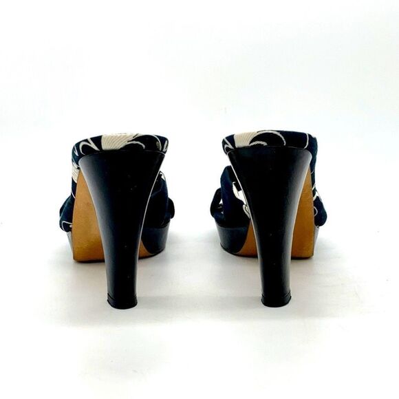 Stuart Weitzman Floral Platform Pump - Picture 4 of 10